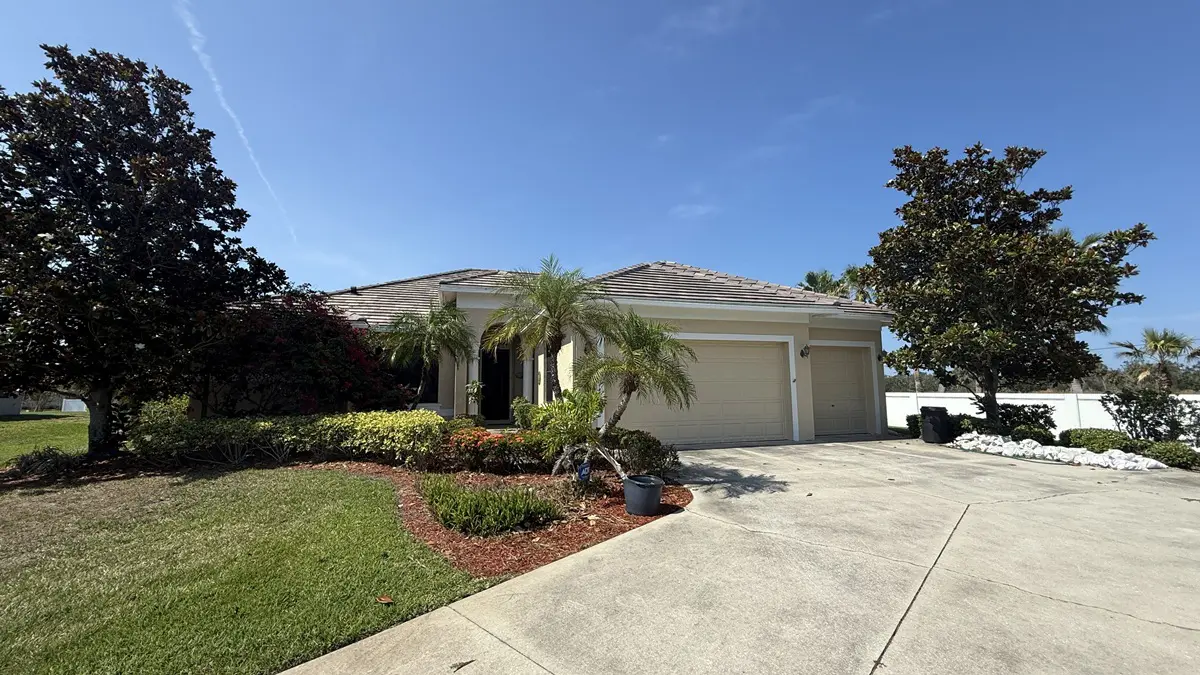 DIY vs Professional Exterior House Painting 1